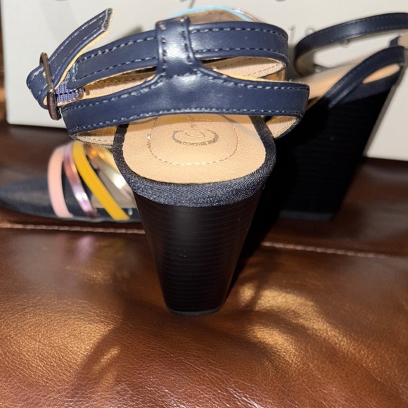 🆕 Comfort EST. 1946 Colorful Strappy Sandals Sz 8 - Picture 6 of 11